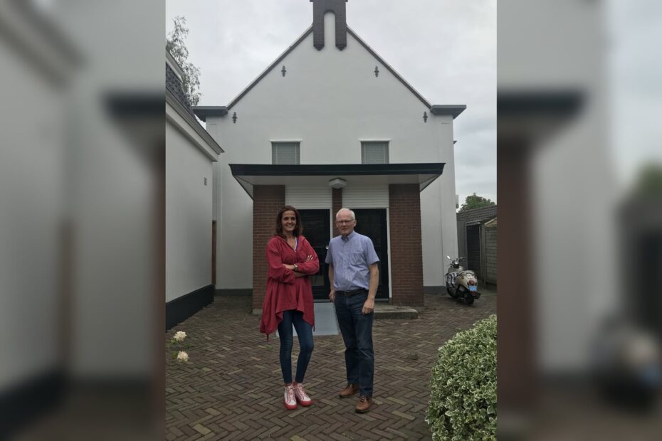 Debby en Paul voor het Witte Kerkje